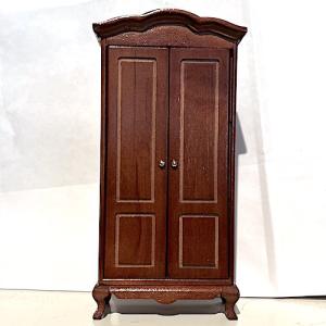 Garderob linnskåp m hyllor