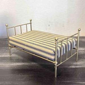 Enkelsäng mässing/järnsäng m madrass