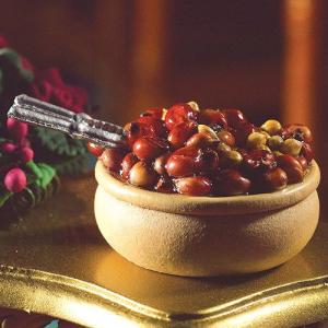 Nötter i skål med nötknäckare