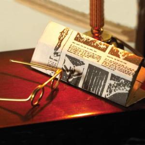 Glasögon och tidning