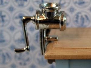 Köttkvarn i silvrig metall