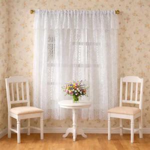 Gardiner spetsgardiner till ett fönster