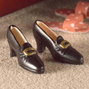 Svarta skor med spännen gammeldags