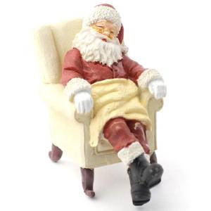 Jultomten sitter i fåtölj tomtefar