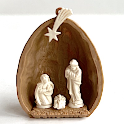 Julkrubba med Jesus, Maria, Josef inuti "valnöt"