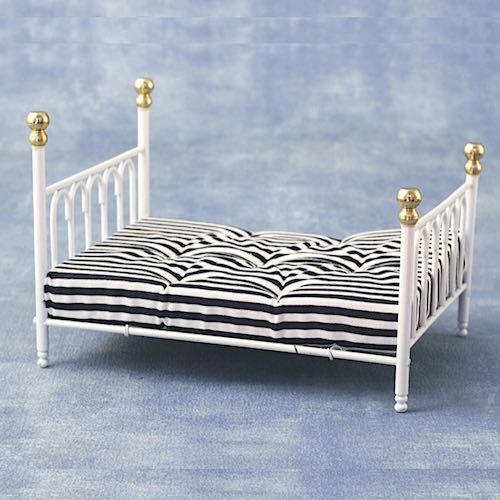 Dubbelsäng säng vit m mässingsknopp o bäddset