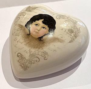 Hjärta Ängel svart hår blomdekor brevpress porslin 2