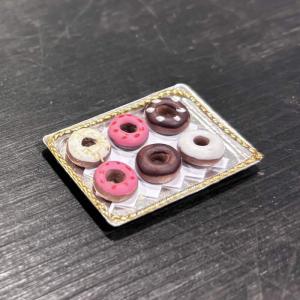 Bricka med donuts olika smaker