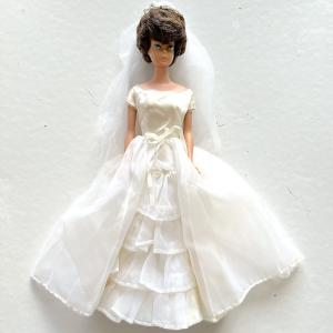 Barbie #850 Bubblecut brunett + brudklänning mm