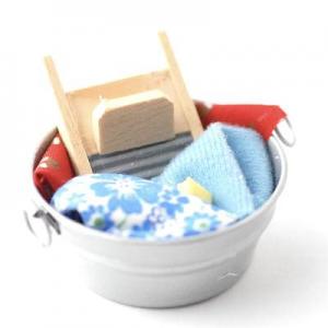 Tvättbalja med tvätt och tvättbräde