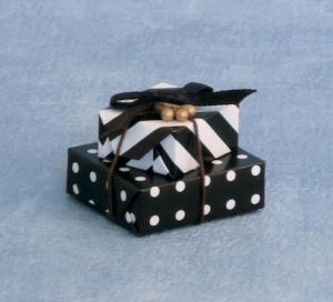 Julklappar paket presenter svart