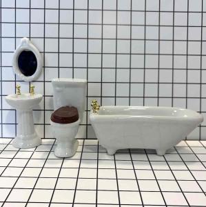 Badrum toalett, badkar, handfat, spegel, 4 delar porslin