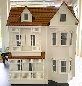 Dockhus Romantica / Isabel vitlackerat