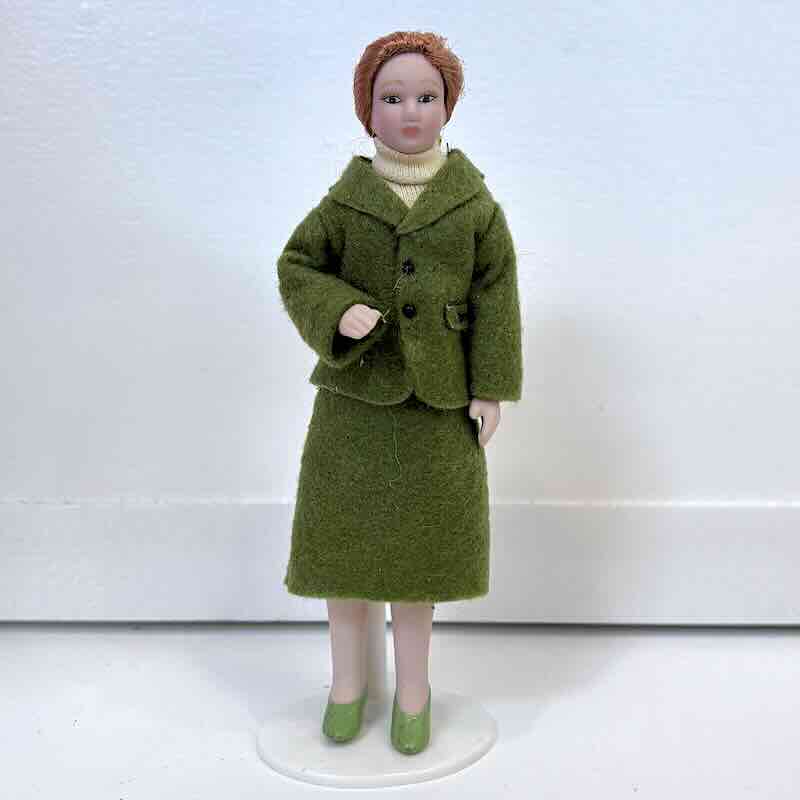 Dam fru mamma i grönt m långt hår