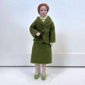 Dam fru mamma i grönt m långt hår