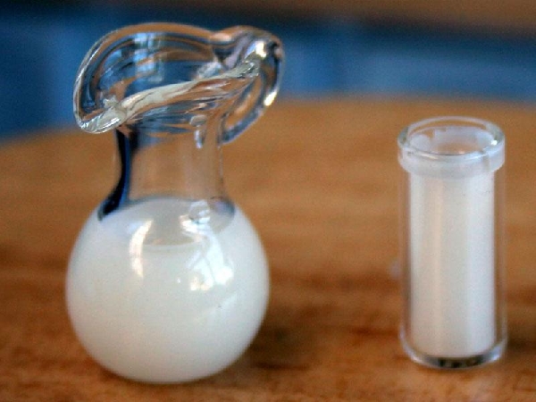Mjölk i kanna och glas med mjölk