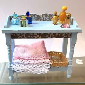 Tvättställ lavoar toalettbord blå m tillbehör ooak Dockbutiken