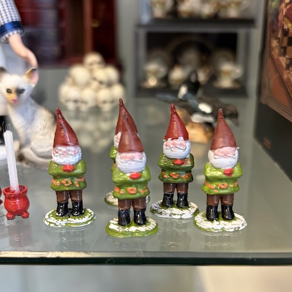 1 st Tomte klassisk stil, 3 cm. Handgjord och handmålad, ooak Dockbutiken