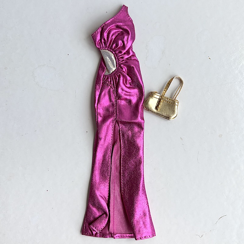 Långklänning i rosa skimmer, hög slits, passar Barbie model muse