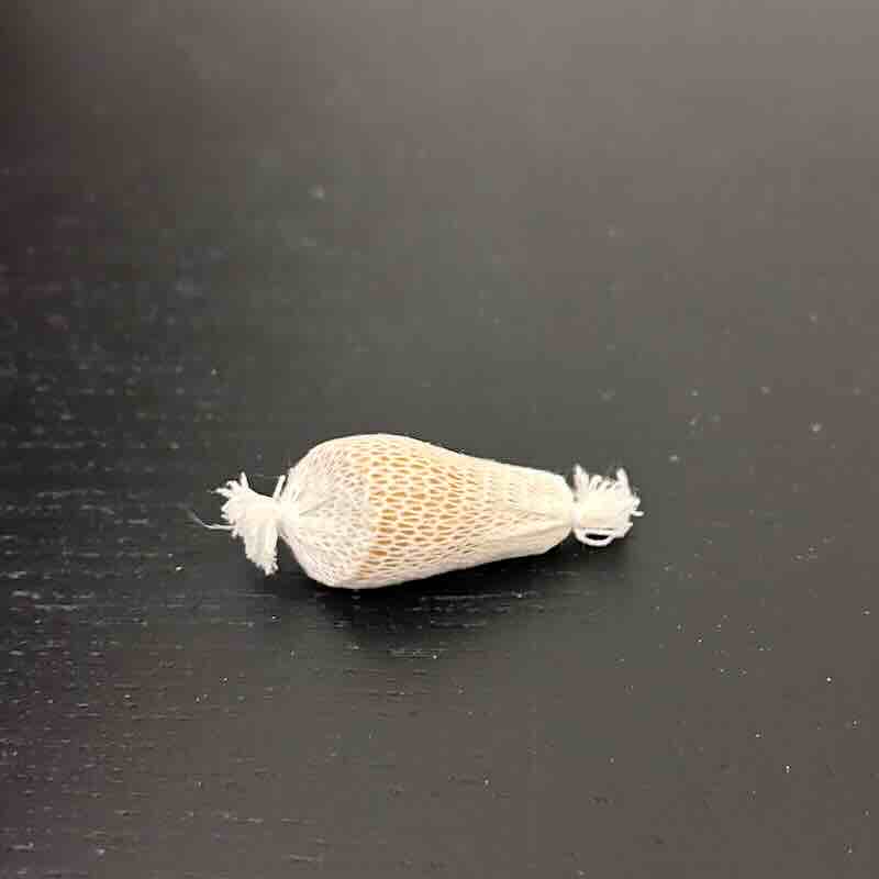 Köttbit skinka i nät att hänga