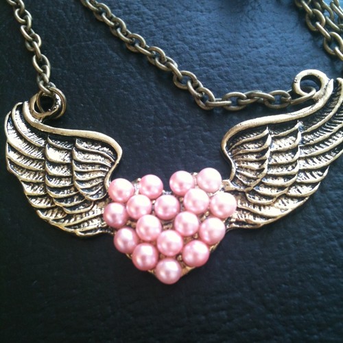 Hjärta med vingar rosa pärlor