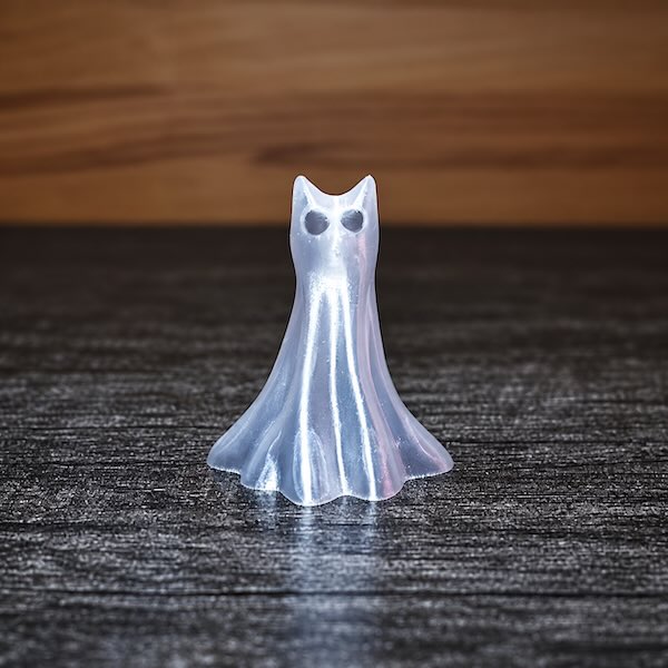 Spök-katt sittande, lyser i mörkret