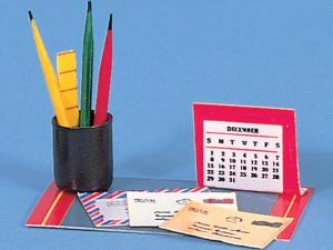 Skrivbordsset pennor, brev, kalender