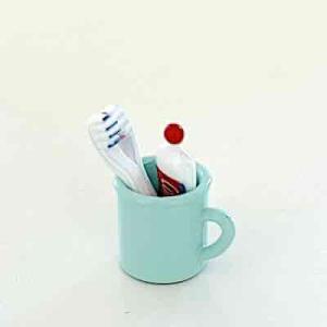 Tandborstmugg m tandborstar o tandkräm