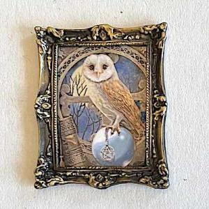 Tavla Uggla m häxsymbol