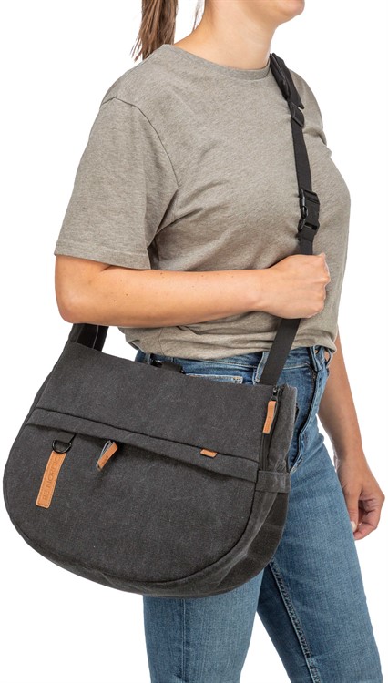 BE NORDIC, frontväska Ingrid, 35 x 25 x 13 cm, svart