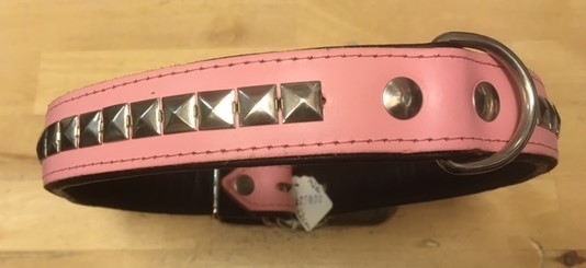Läderhalsband rosa med fyrkantsnitar 62 cm