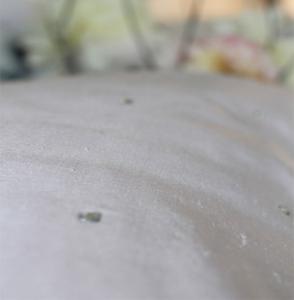 Kuddfodral i siden med Swarovski "diamanter"