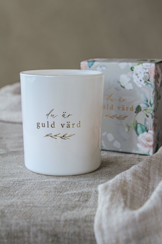 Ljuslykta Majas Du är guld värd - vit/guld 7x8cm