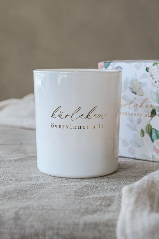 Majas Cottage "Kärleken övervinner allt" vit/guld 7x8cm