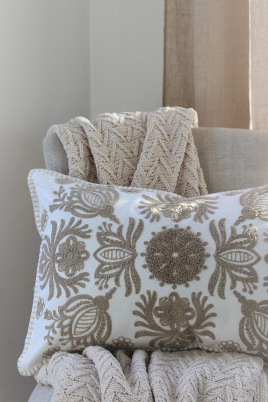 Cushion / Kudde Imbrodery 40x60 - White/beige