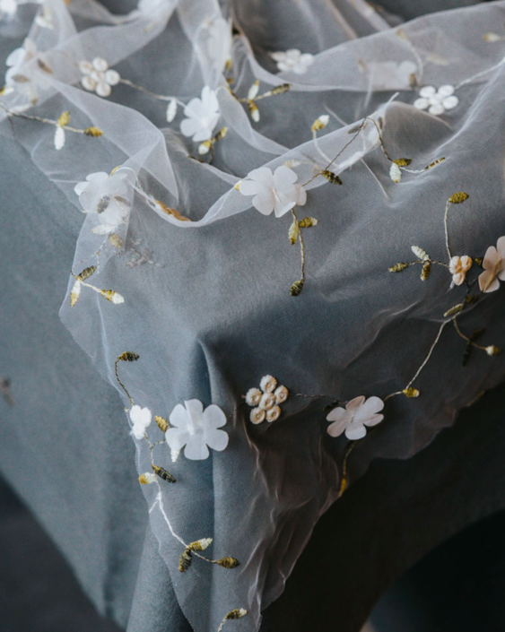 Löpare Broderade blommor creme