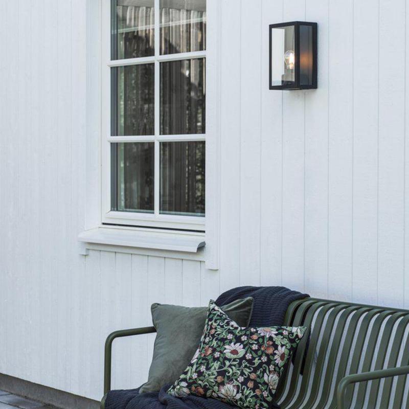 utebelysning Kubba – glaskub monterad på vägg utomhus