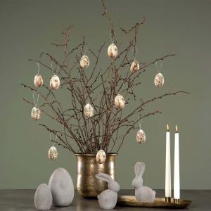 påskägg hänger i ris