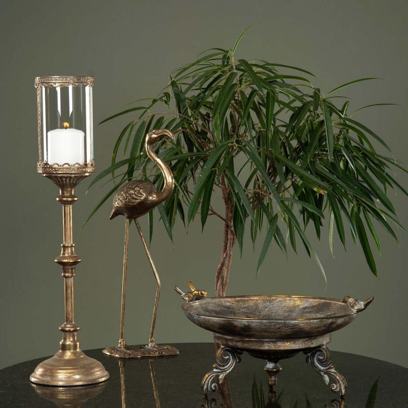 Elegant fågelbad i gyllenbrun metall i miljöbild