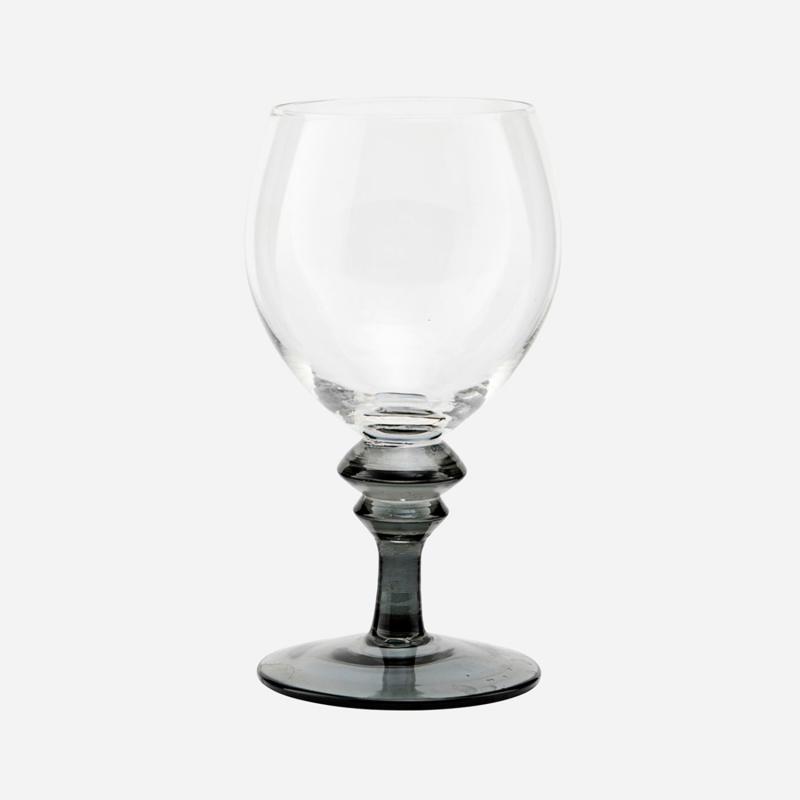 rödvinsglas med gråtonad fot