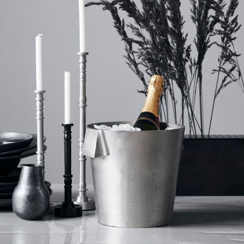 vinkylare i borstat silver på ett bord med ljus