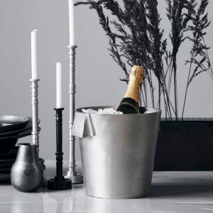 vinkylare i borstat silver på ett bord med ljus