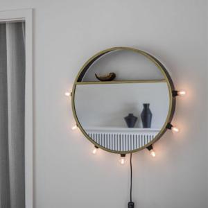 spegellampa monterad runt spegel på vägg