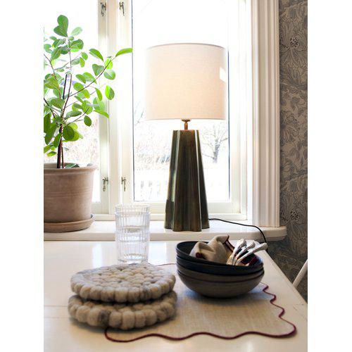 Bordslampa Aira i en bränd mässingsfinish