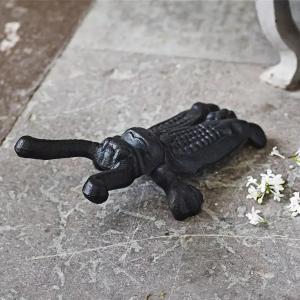 svart stövelknekt i järn utomhus – som en insekt