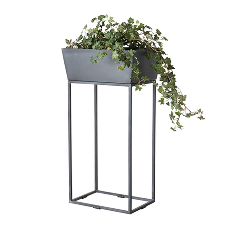 piedestal från affari med blommor i