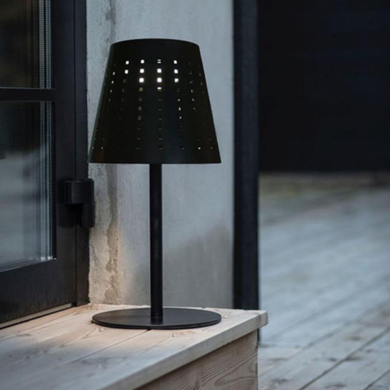 Svart solcellslampa