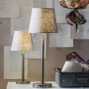 Columbus lampfötter står på ett bord med skärmar