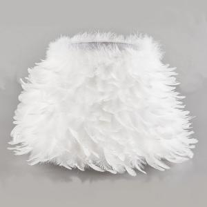 vit lampskärm i fjädrar