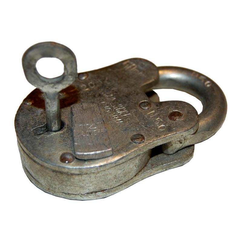 gammaldags hänglås med nyckel i metall